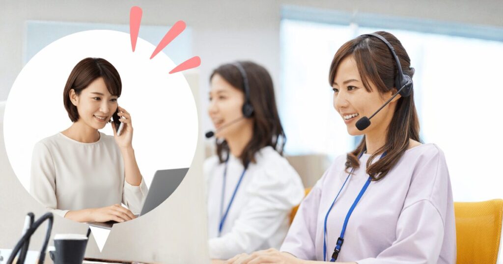 ヘッドセットをつけた引越しラクっとNAVIの女性コンシェルジュがPCに向かって笑顔で対応しており、吹き出しの中では電話で相談している女性が微笑んでいる。
