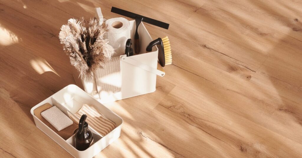 引越し掃除で使う最低限の掃除道具をまとめたバケツと収納ボックスのイメージ