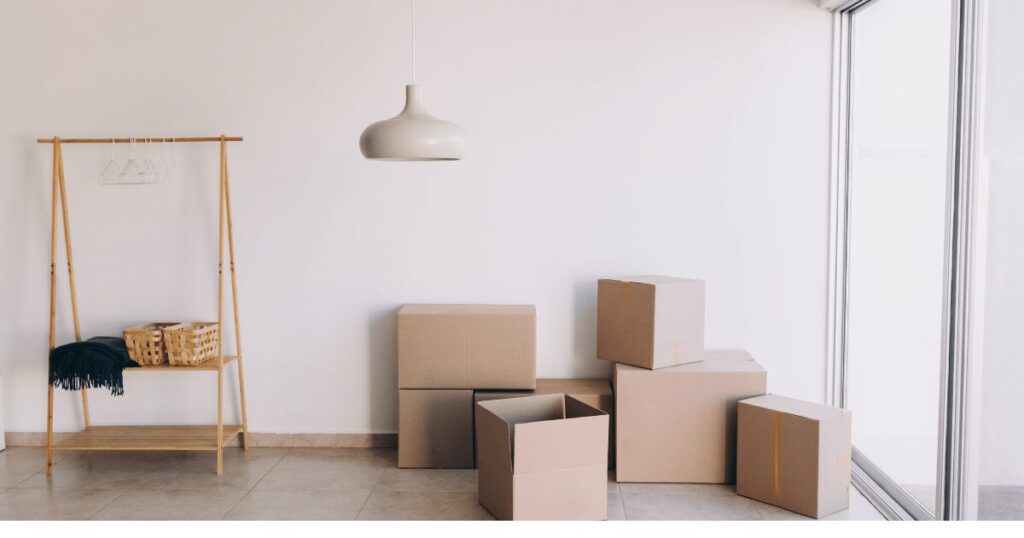 引越し前の部屋に段ボール箱が置かれた、退去準備中のシンプルな室内風景