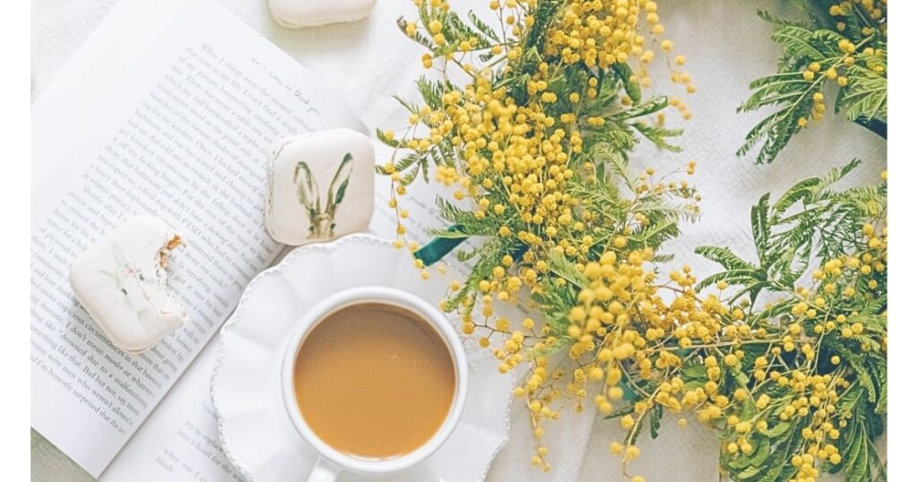 黄色いミモザの花とコーヒーカップ。転勤先での新生活を明るく楽しむイメージ画像