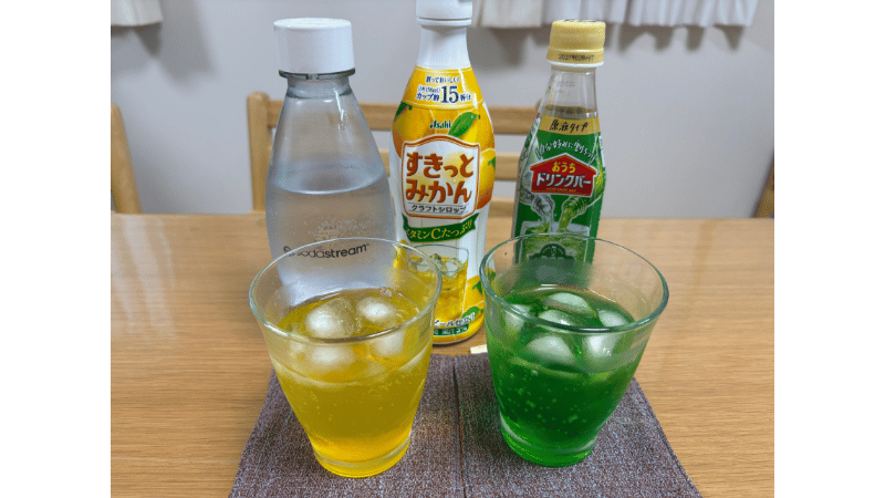作った炭酸水にみかんシロップとメロンシロップを加えたドリンク2杯