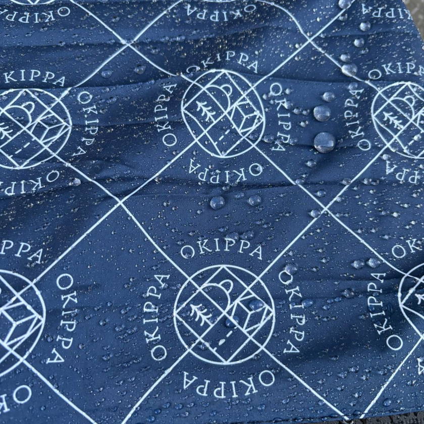 水をかけたOKIPPAの表面で水が玉になっている様子