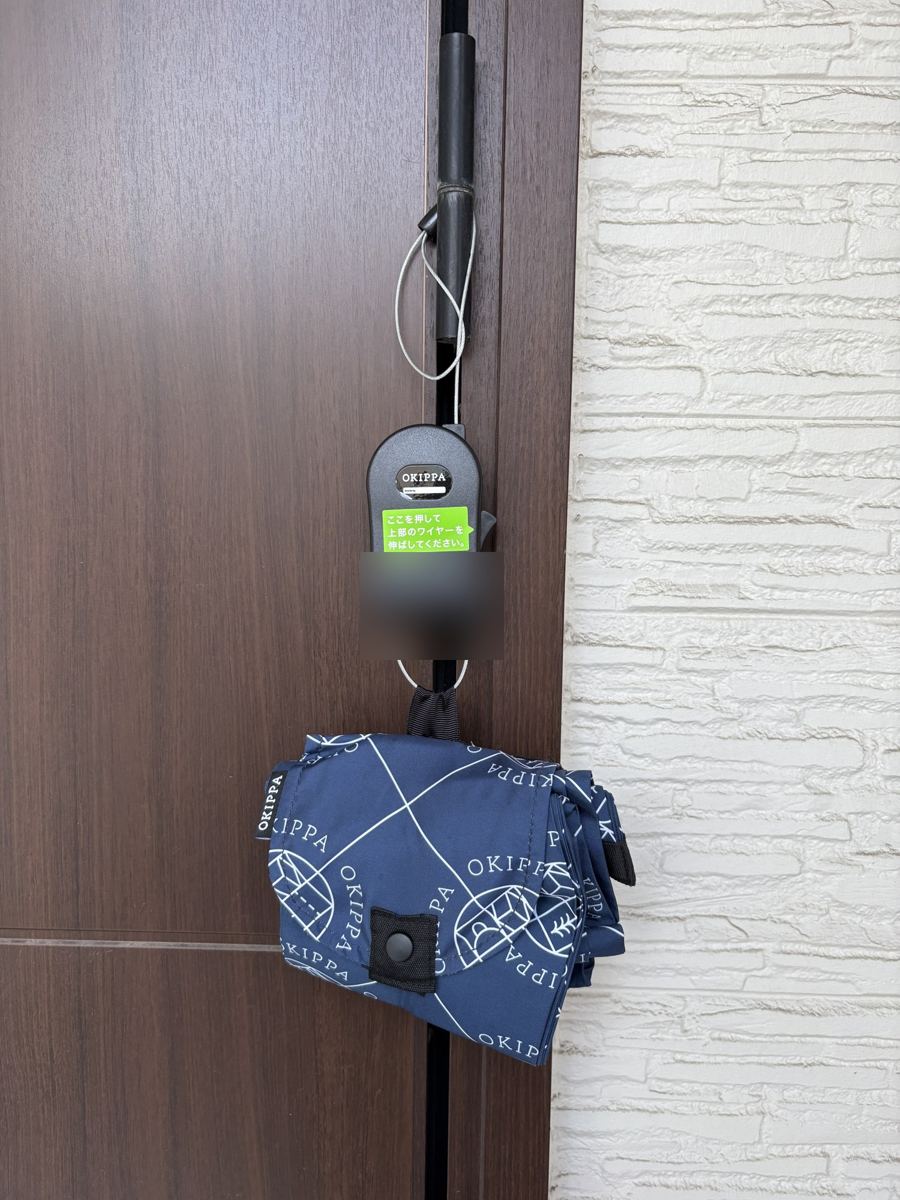 我が家の蝶番にワイヤーを通して吊るしたOKIPPA