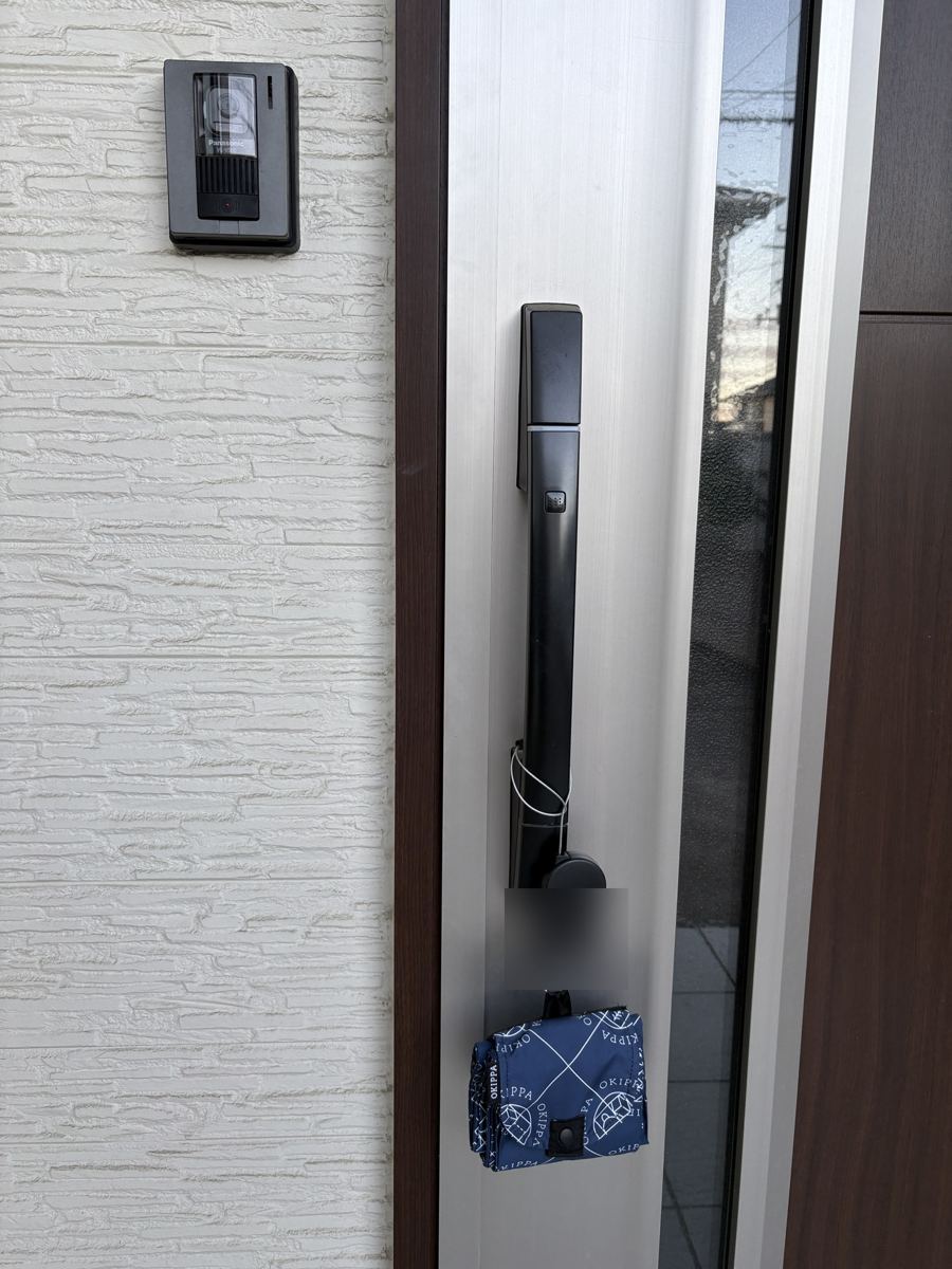 縦長の取っ手にワイヤーを回して吊るしたOKIPPA(外側から)